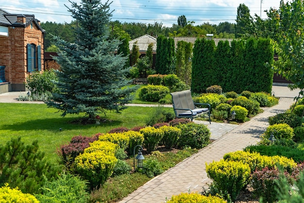 Belo paisagismo com lindas plantas e flores