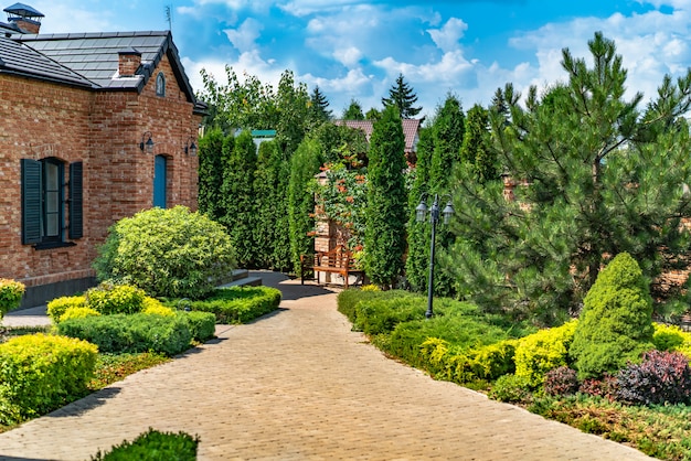 Belo paisagismo com lindas plantas e flores