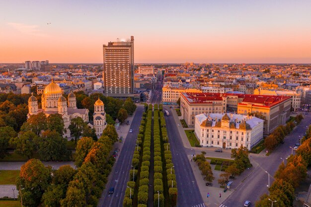 Belo panorama aéreo do centro de Riga e a ponte Vansu sobre o rio Daugava durante o pôr do sol incrível. Vista da cidade iluminada de Riga, capital da Letônia.