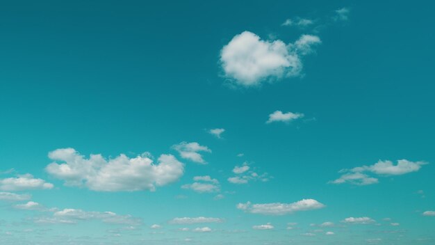 Belo panorama céu azul e nuvens com sol e luz do dia fundo natural céu azul em um claro