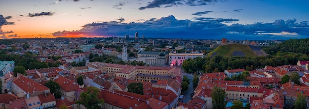 Belo panorama da cidade velha de Vilnius ao pôr do sol. Pôr do sol mágico sobre a cidade. Vista da cidade velha, perto da catedral.