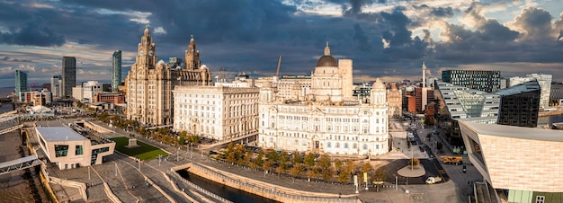 Belo panorama da orla de Liverpool no pôr do sol