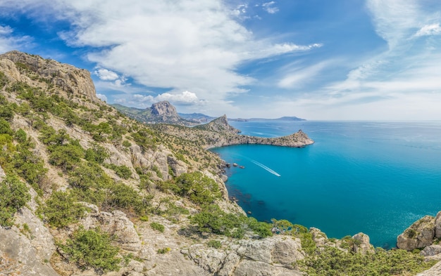 Belo panorama da paisagem marinha do cabo kapchik até a trilha galitsin e a baía azul do mar negro