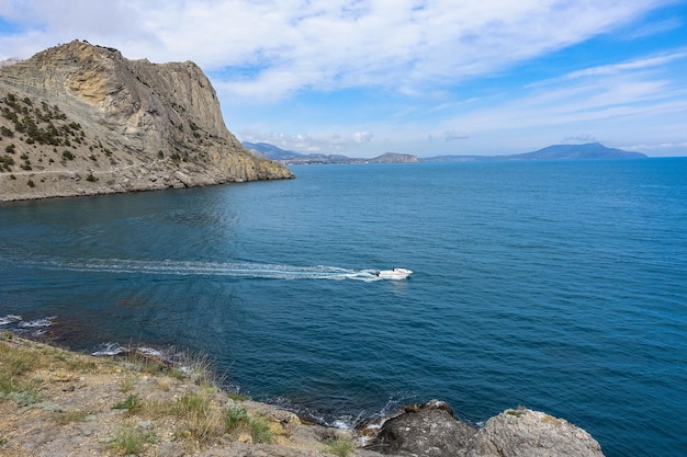 Belo panorama da paisagem marinha do cabo Kapchik até a Trilha Galitsin Rússia