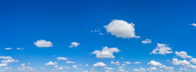 Belo panorama de céu azul e nuvens com fundo natural à luz do dia