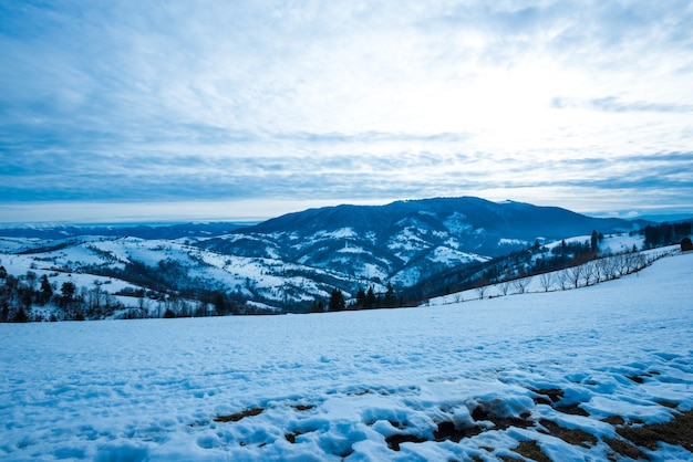 Belo panorama de encostas de montanha