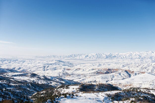 Belo panorama de montanhas e céu