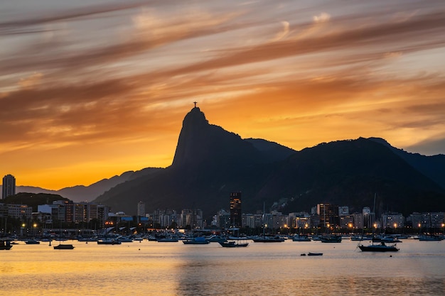 Belo panorama do Rio de Janeiro no crepúsculo Brasil Corcovado