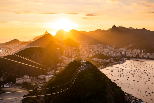 Belo panorama do rio de janeiro no crepúsculo do pão de açúcar do brasil