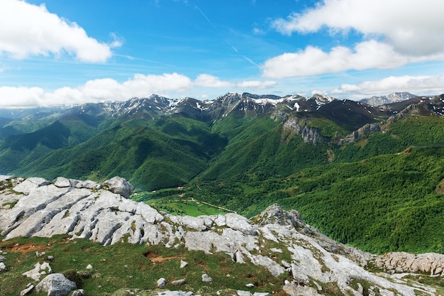 Belo panorama dos Picos de Europa Espanha