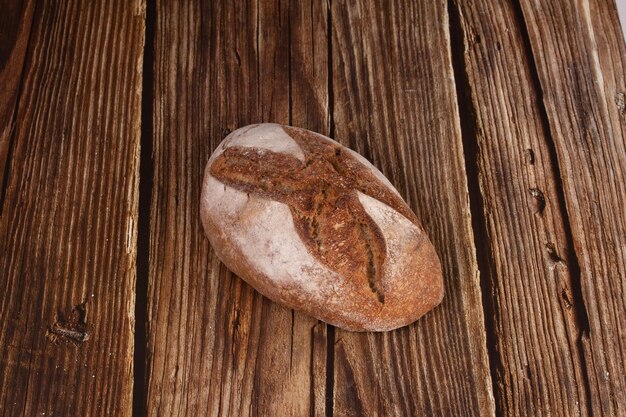 Belo pão rústico em uma mesa de madeira