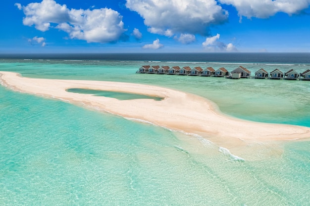 Belo paraíso nas Maldivas. Paisagem de viagem aérea tropical, villas de água de ponte de madeira marinha
