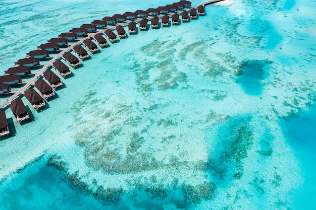 Belo paraíso panorâmico das Maldivas. Viagem aérea tropical ampla paisagem água villas lagoa baía