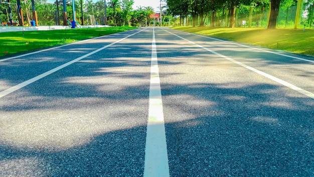 Belo parque verde com pista de corrida