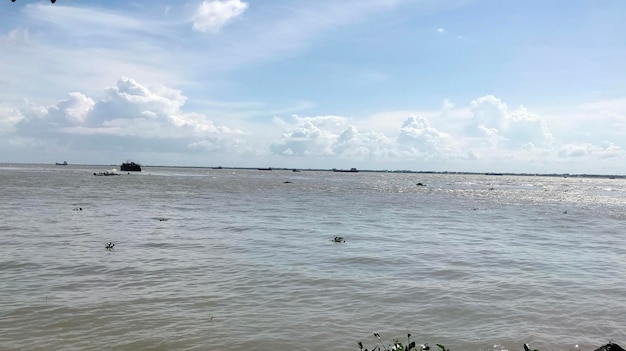 Belo passeio de barco pelo rio