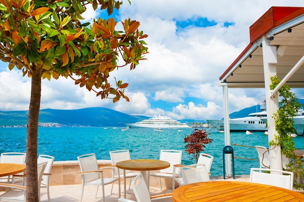 Belo passeio marítimo em Tivat, Montenegro. Baía de Kotor, mar Adriático. Destino de viagem famoso.