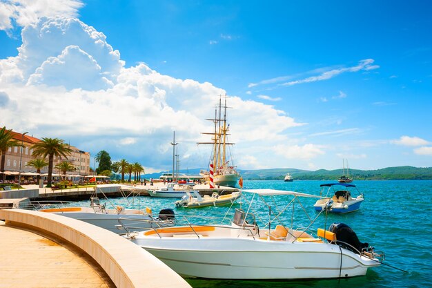 Belo passeio marítimo em Tivat, Montenegro. Porto marítimo com iates. Baía de Kotor, mar Adriático. Destino de viagem famoso.