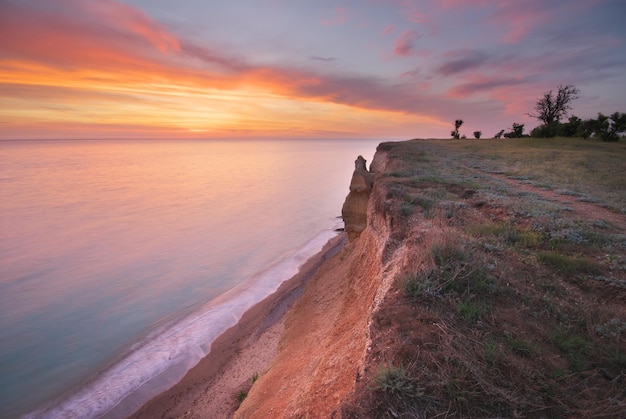 Belo penhasco de natureza marinha