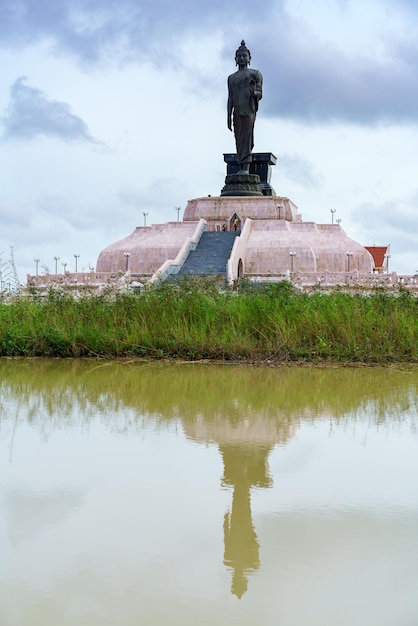 Belo phutthamonthon isan, lugar de culto no budista east isan park com reflexão, khon kaen, tailândia