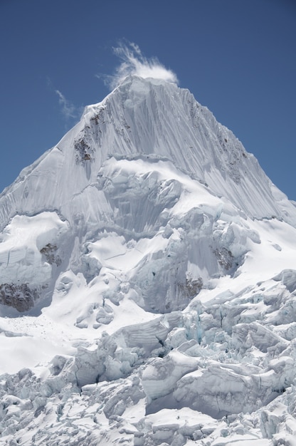 Belo pico Alpamayo na Cordilheira Branca, Peru