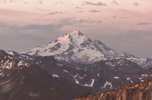 Foto belo pico de montanha em north cascade range, washington / eua