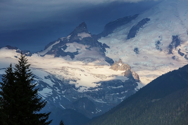 Belo pico de montanha em North Cascade Range, Washington / EUA