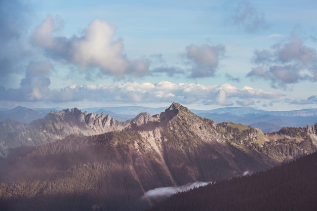 Belo pico de montanha em North Cascade Range, Washington, EUA