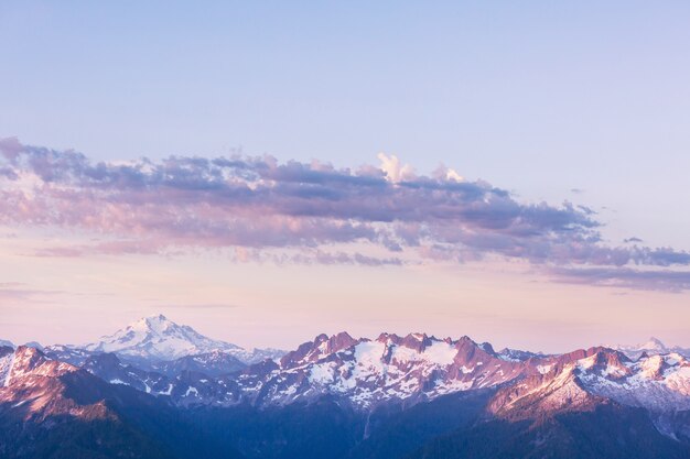 Belo pico de montanha em North Cascade Range, Washington, EUA