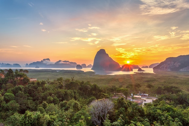 Belo ponto de vista em Samet Nang She, província de Phang-Nga, Tailândia