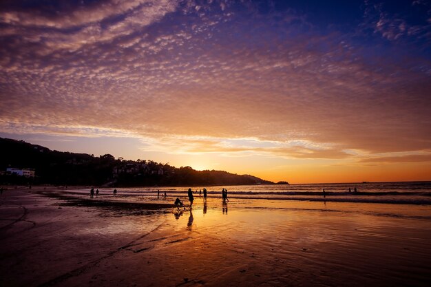 Belo pôr do sol acima do mar Patong, Phuket, Tailândia