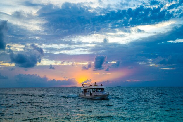 Belo pôr do sol acima do mar