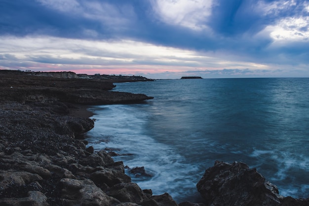 Belo pôr do sol colorido no mar com nuvens dramáticas e céu colorido Fundo de viagem natural ao ar livre do mundo da beleza