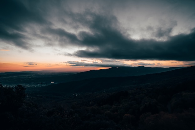 Belo pôr do sol com montanhas nas costas