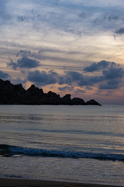 Belo pôr do sol com nuvens e mar calmo em Malta