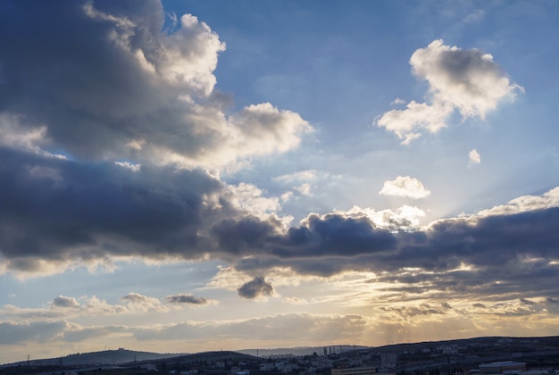 Belo pôr do sol com nuvens no fundo do céu