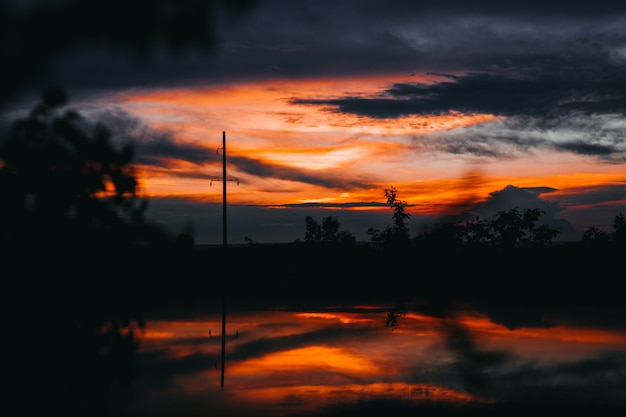 Belo pôr do sol com reflexão. paisagem de verão