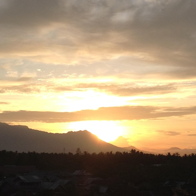 belo pôr do sol com uma silhueta de montanha