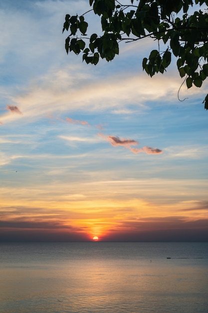 Belo pôr do sol com vista do mar no mirante de noen nangphaya chanthaburi Tailândia. Local popular para fotos à beira-mar com uma estrada costeira curva ao fundo