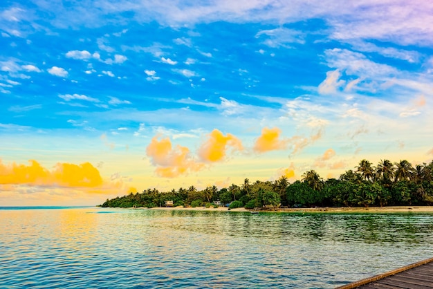 Belo pôr do sol da noite na costa da ilha maldivas