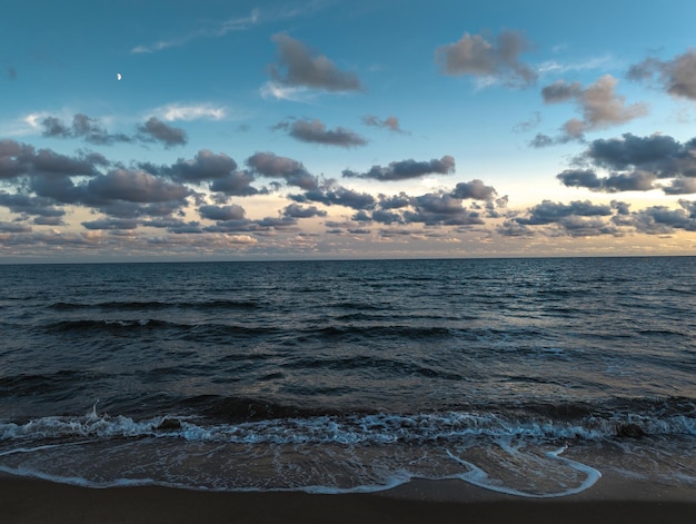 Belo pôr do sol da praia de Gavà, Espanha