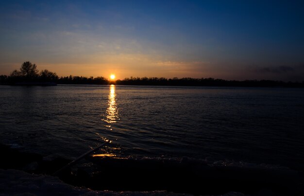 Belo pôr do sol de inverno no rio Dnieper