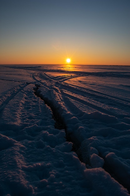 Foto belo pôr do sol de inverno no rio volga