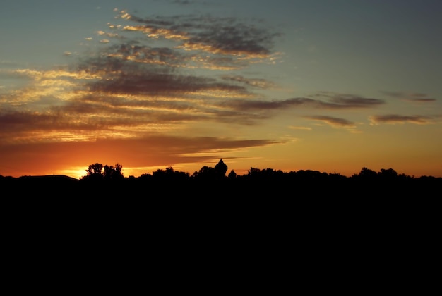 Belo pôr do sol de verão brilhante