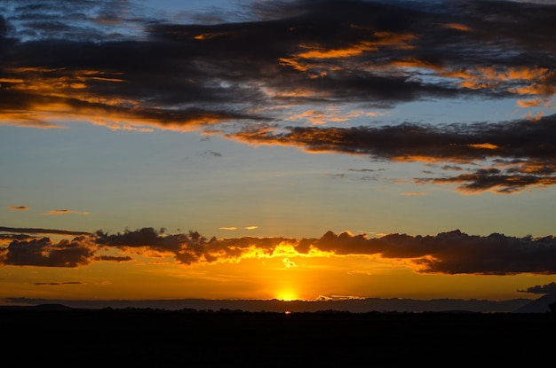 Belo pôr do sol do safári na África Amboseli National Park Kenya