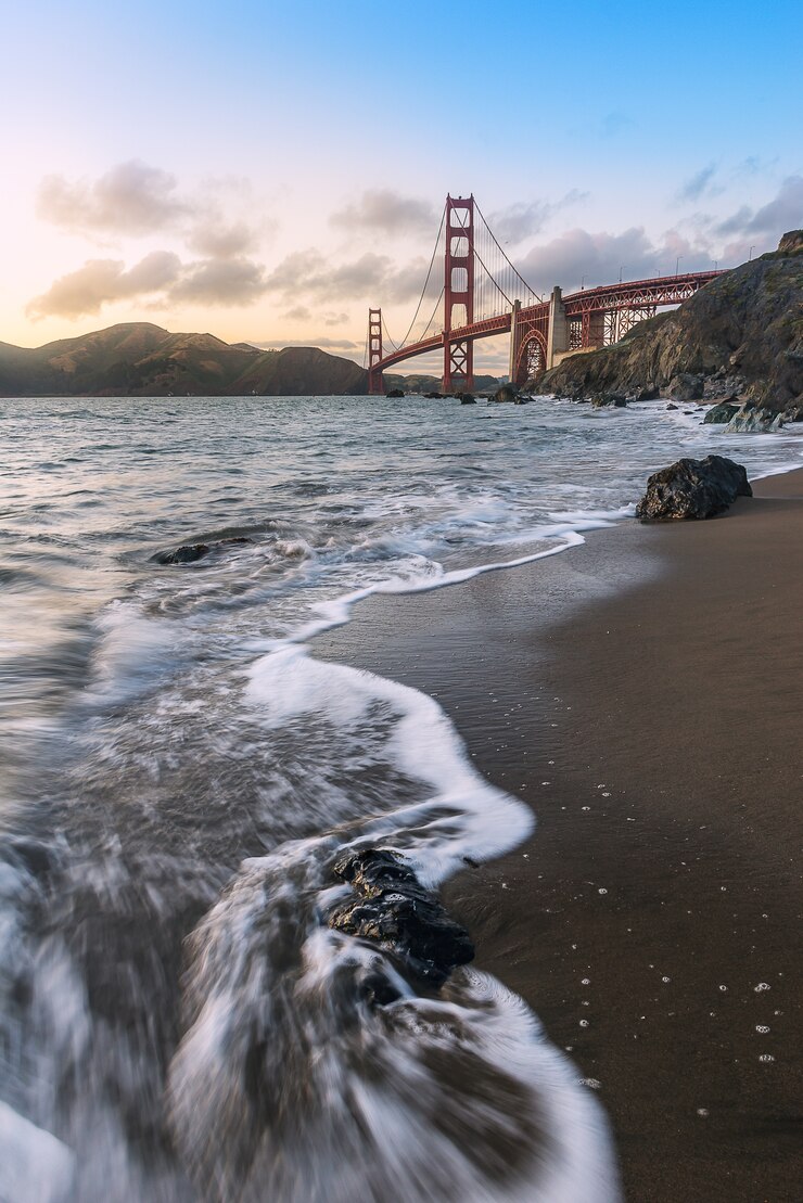 Belo pôr do sol e a ponte Golden Gate