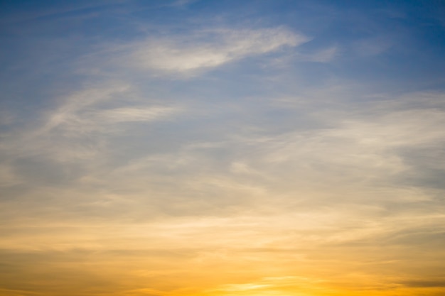 belo pôr do sol e nuvens