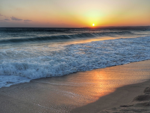 Foto belo pôr do sol e reflexão na areia em kenting, taiwan