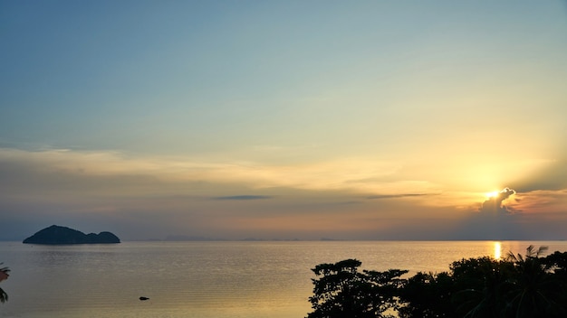 Belo pôr do sol em koh pangan, na tailândia