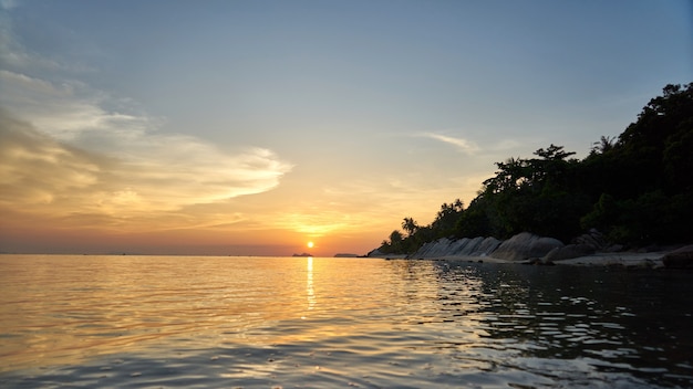 Belo pôr do sol em Koh Phangan, na Tailândia