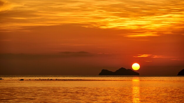 Belo pôr do sol em Koh Phangan, na Tailândia